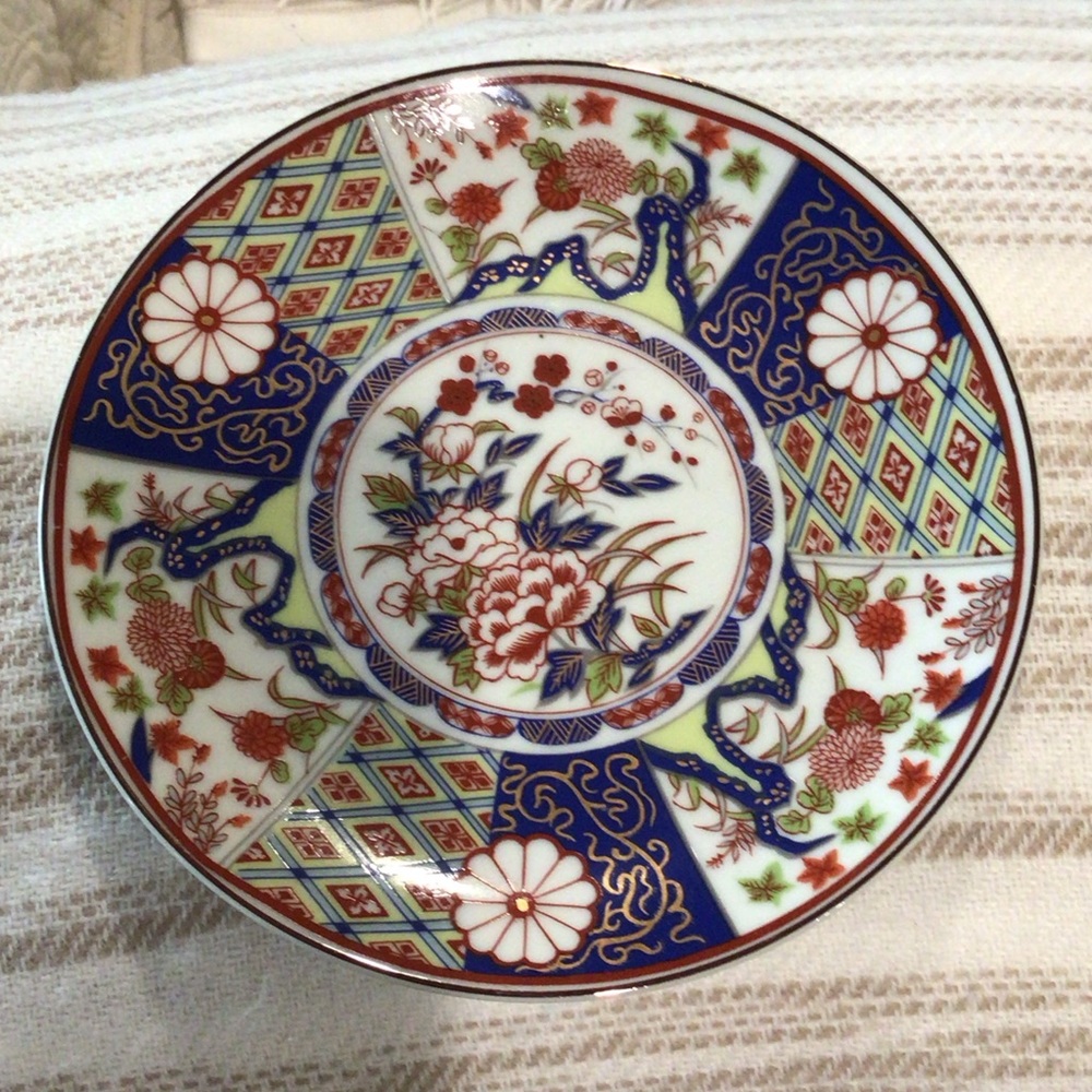 Vintage IMARI ware Japan 6” diameter plate empress trees